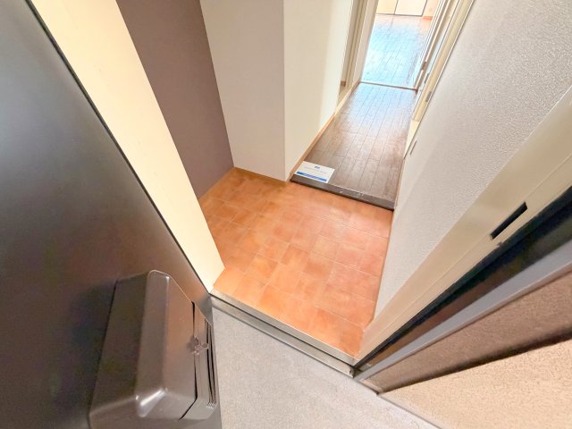 玄関　玄関に入るとお部屋まで一直線、明るい光が差し込みます。