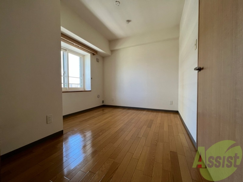 その他部屋・スペース　寝室はこちらです。光が差し込む、温かみのあるお部屋です。