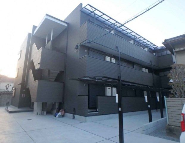 建物外観　3階建てのスマートな建物です。