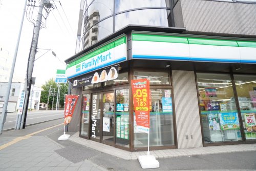 コンビニ　ファミリーマート 札幌北1条西20丁目店（コンビニ）まで598m