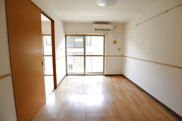 居室・リビング　リビングと洋室の戸を開けると広々使用も可　他号室参考