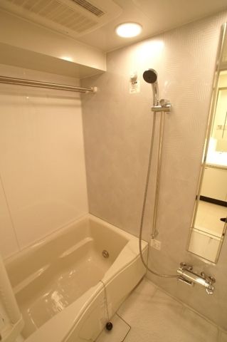 バス・シャワールーム　落ち着いた空間のお風呂です