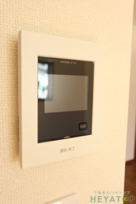 セキュリティ　不意の訪問もモニター付きドアホンで安心確認（同仕様写真）