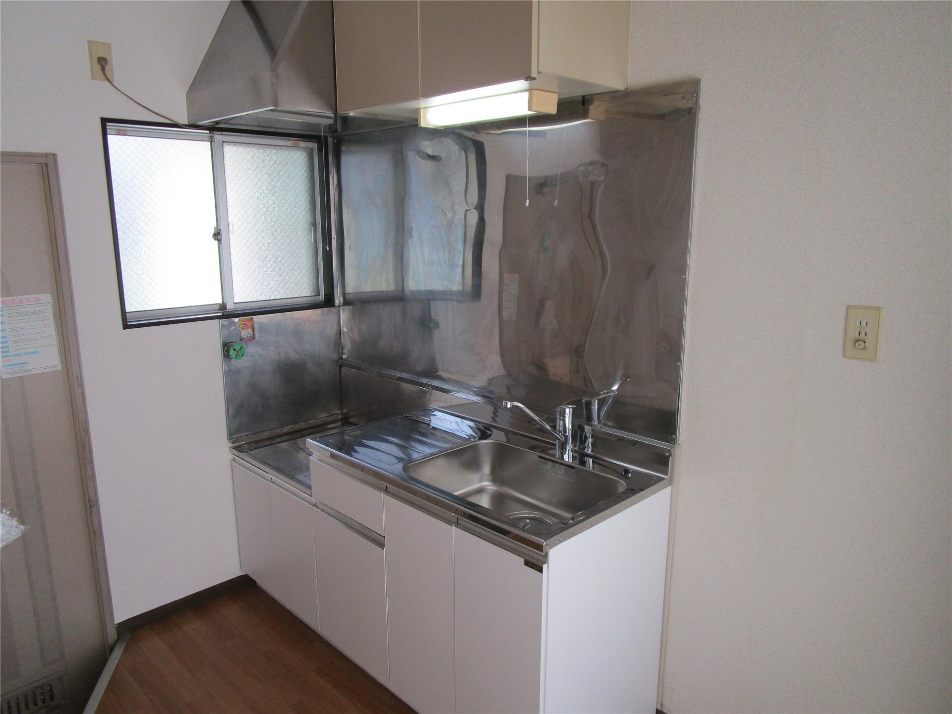 キッチン　窓付きのキッチンで換気が出来ます