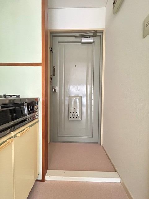 玄関　同物件別号室の写真です。