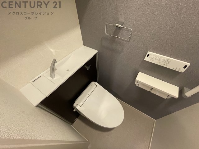 トイレ　温水洗浄便座付きのトイレです♪
