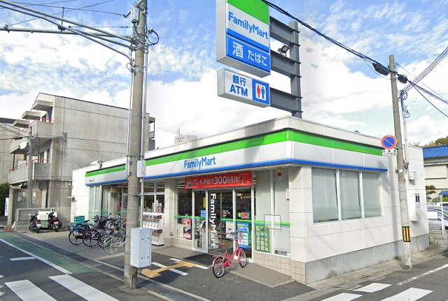 コンビニ　ファミリーマート（コンビニ）まで220m
