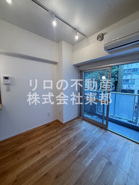 居室・リビング　室内は落ち着いた温もりを感じるフローリングです☆