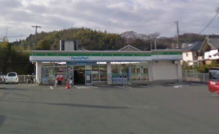 コンビニ　ファミリーマート本郷小学校前店（コンビニ）まで605m