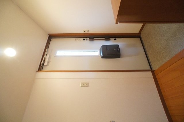玄関　玄関側からも採光あり！いつでも明るい玄関周り！