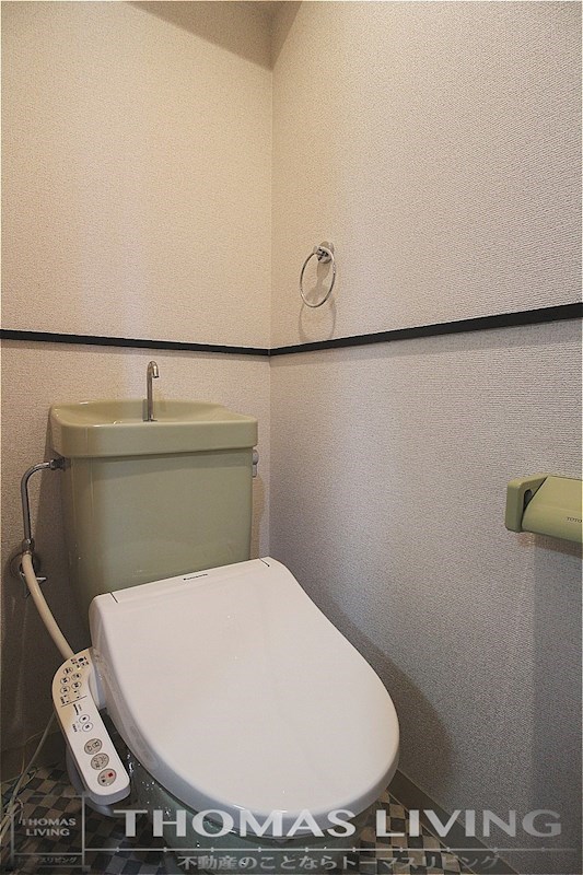 トイレ　温水洗浄便座付きのトイレです。