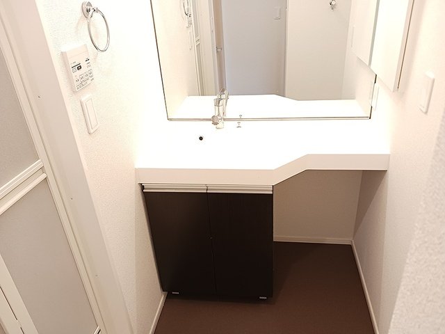 洗面設備　ゆったりとスペースのある洗面所
