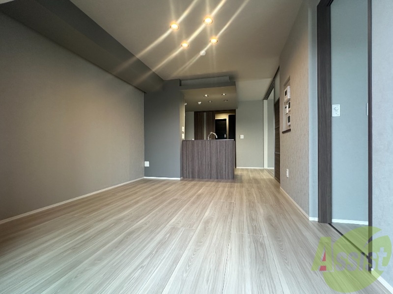 居室・リビング　白を基調とした綺麗なお部屋ですね。日当たりも良好です