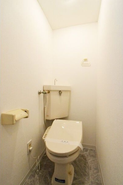 トイレ　※写真は２階同号室です。