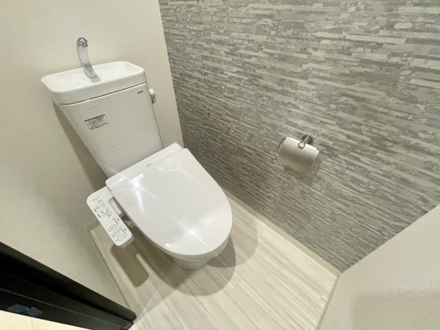 トイレ　温水洗浄便座付きのトイレです♪