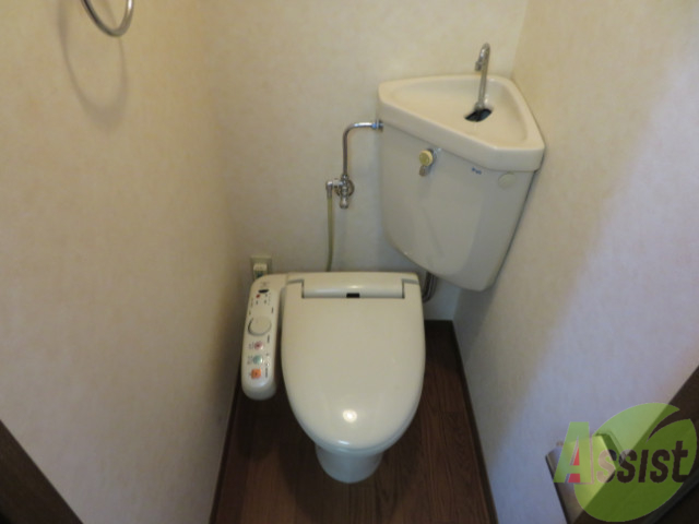 トイレ　ウォシュレット機能がついたトイレです。安心して使用できますね