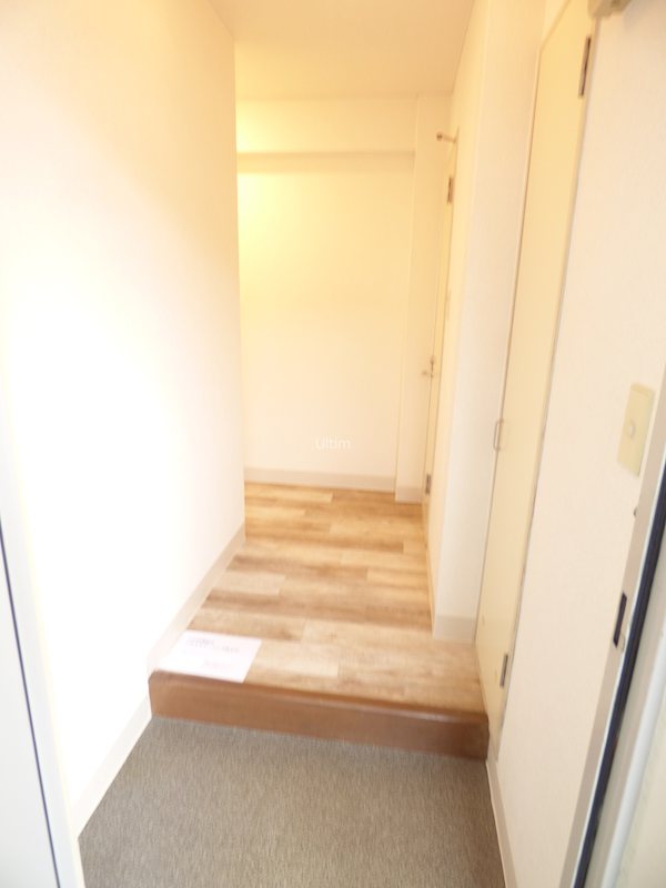 玄関　違うお部屋（違う間取り）の写真です