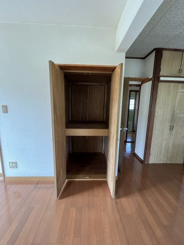 収納　LDK　階段下収納　廊下側からも開けます