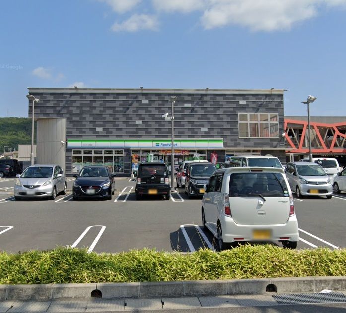 コンビニ　ファミリーマート　マルハチ大安寺店（コンビニ）まで703m