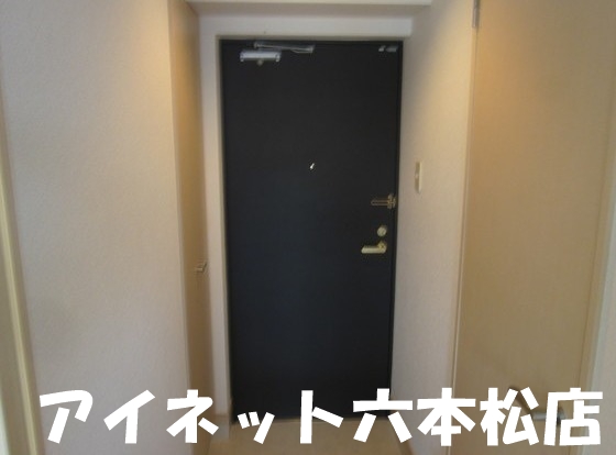 玄関　玄関収納もございます。