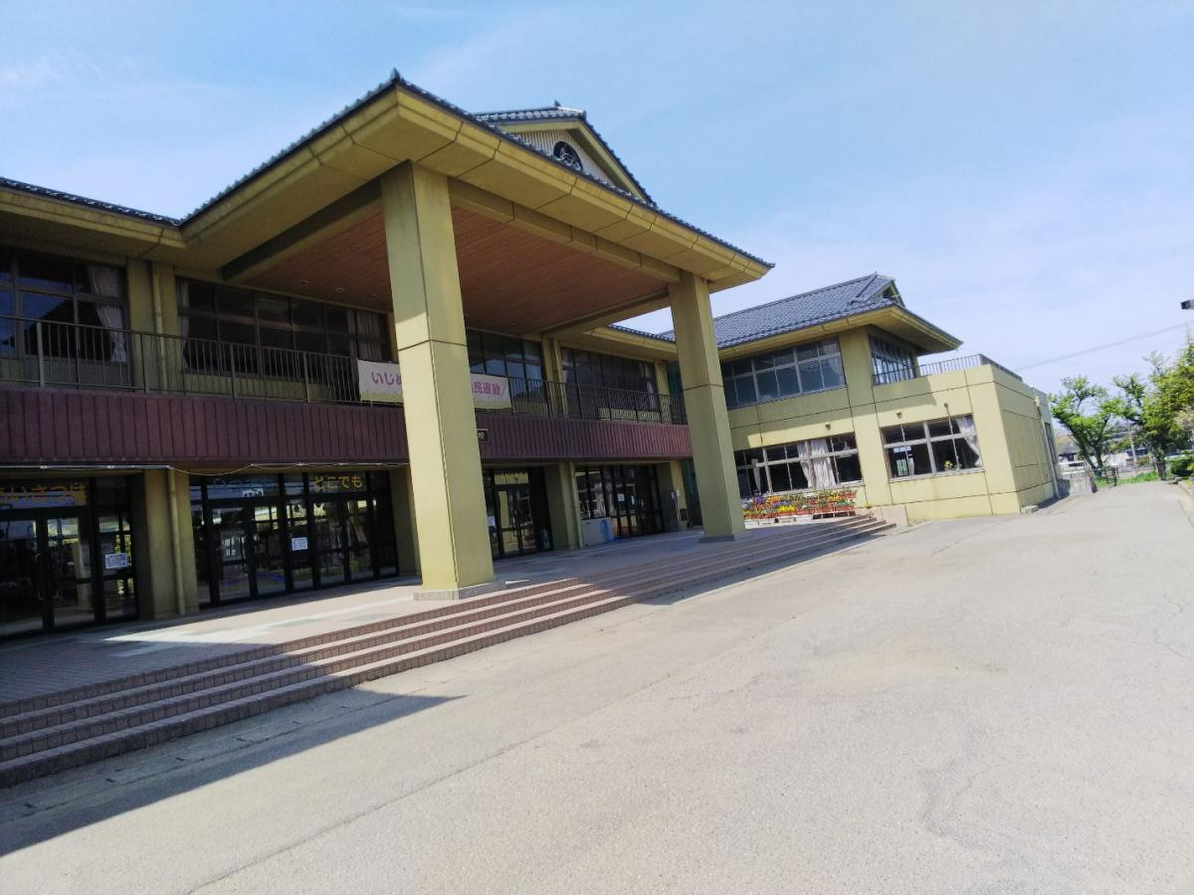 小学校　燕市立燕西小学校（小学校）まで907m