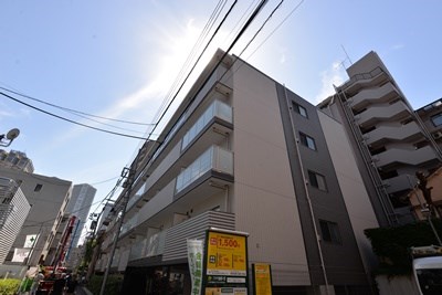 建物外観　情緒溢れる月島エリアに位置しております。月島駅から徒歩3分と