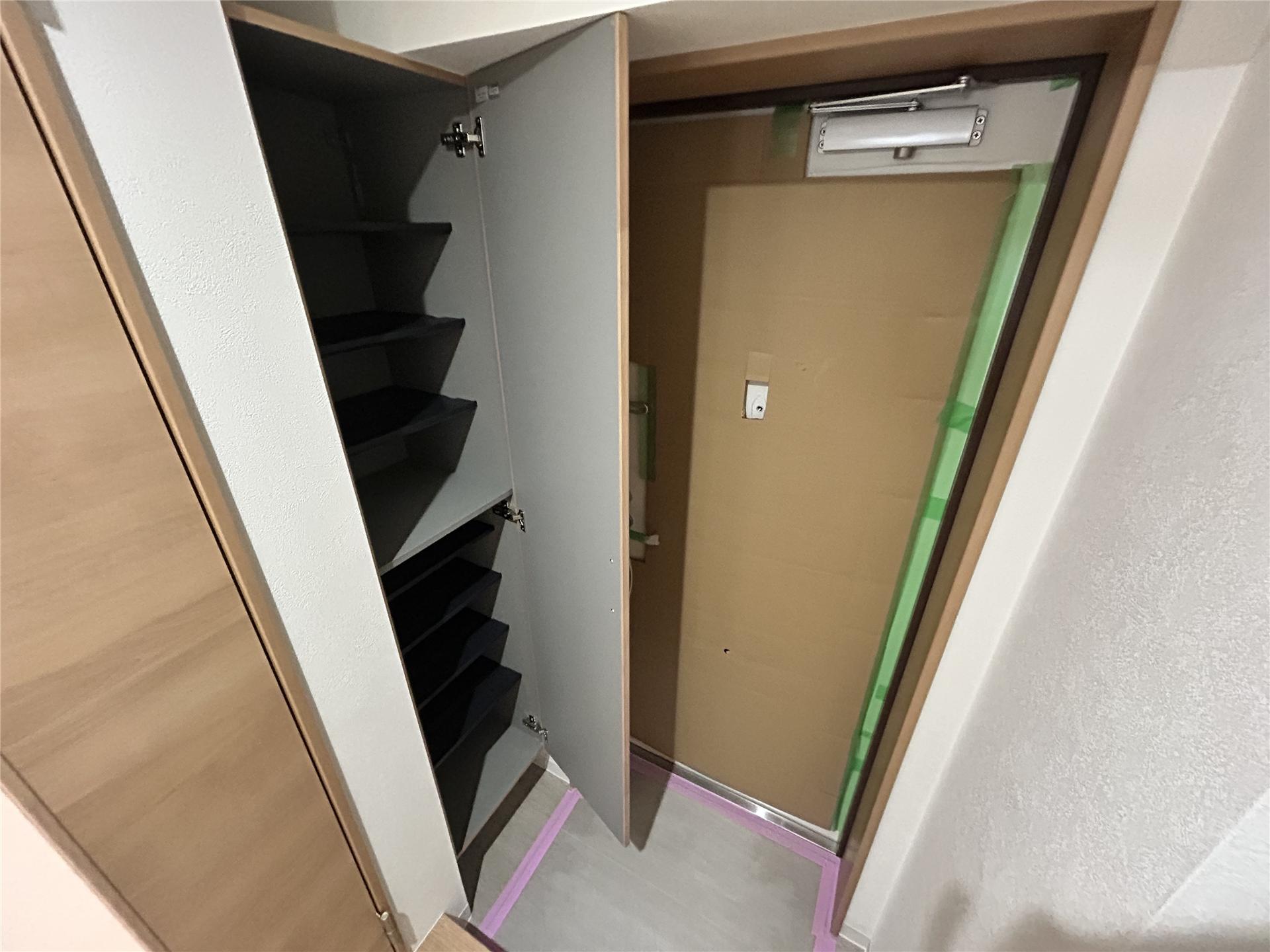 玄関　収納充実のシューズボックス付き玄関(モデルルーム)