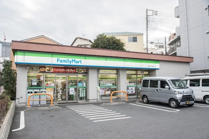 コンビニ　ファミリーマート品川桐ヶ谷通り店（コンビニ）まで435m