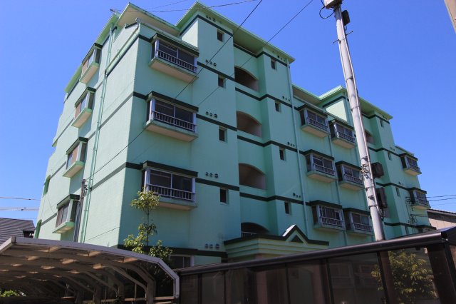 建物外観　緑の建物でわかりやすいです。