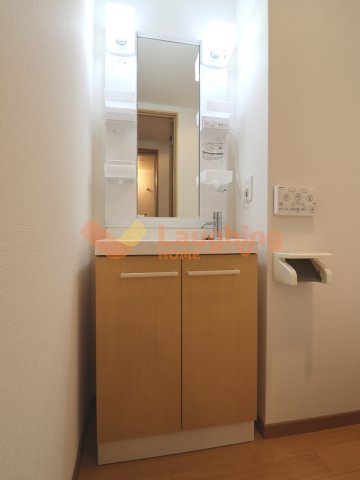 洗面設備　明るい洗面所です