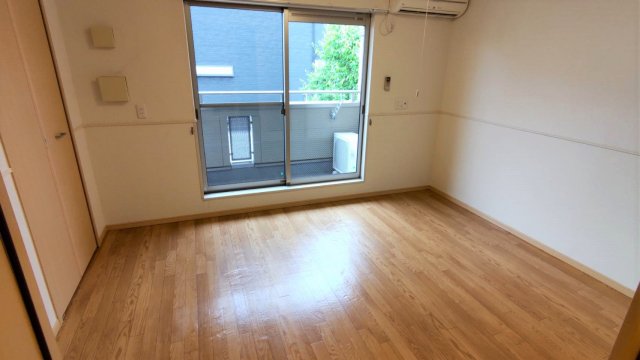 居室・リビング　エアコン付きなので年中快適です