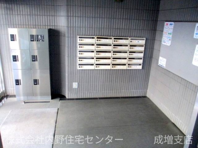 ロビー　宅配ボックスと郵便受け