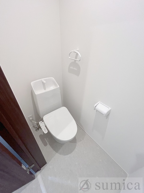 トイレ　人気アイテムの温水洗浄便座。清潔感のあるトイレです。