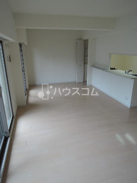 エステムコート香里園の居間写真