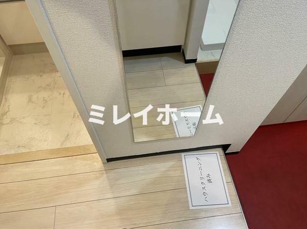 玄関　同建物内、別のお部屋の参考写真になります。