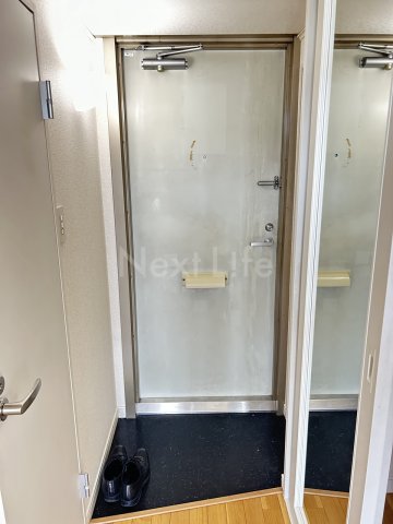 レオパレスデルニエKIIの玄関写真