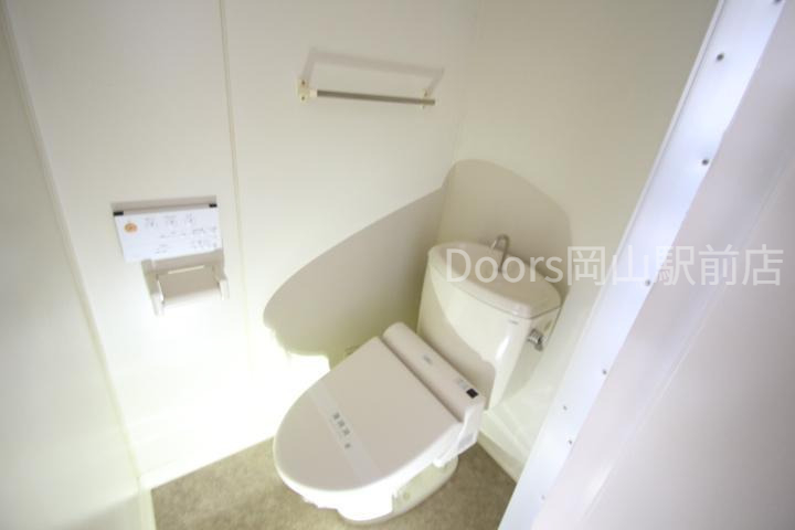 ＪＲ宇野線 備前西市駅 徒歩10分 3階建 築38年のトイレ写真