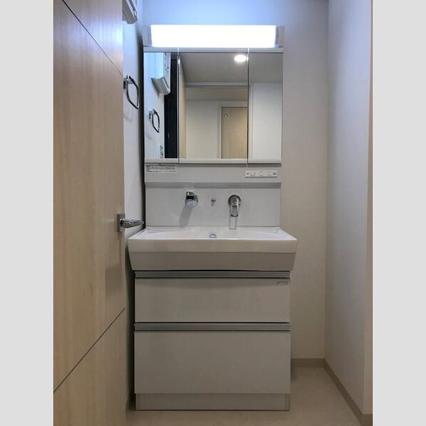 洗面設備　この写真は同マンションの他のお部屋のものです