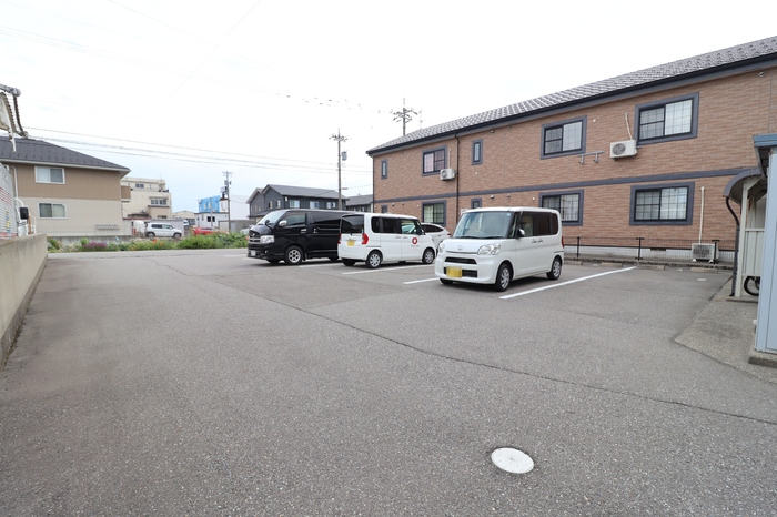 駐車場　縦列（2台）6，600円