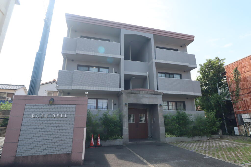 地下鉄名城線 茶屋ケ坂駅 バス乗車時間：10分 最寄りバス停で下車 徒歩1分 築17年