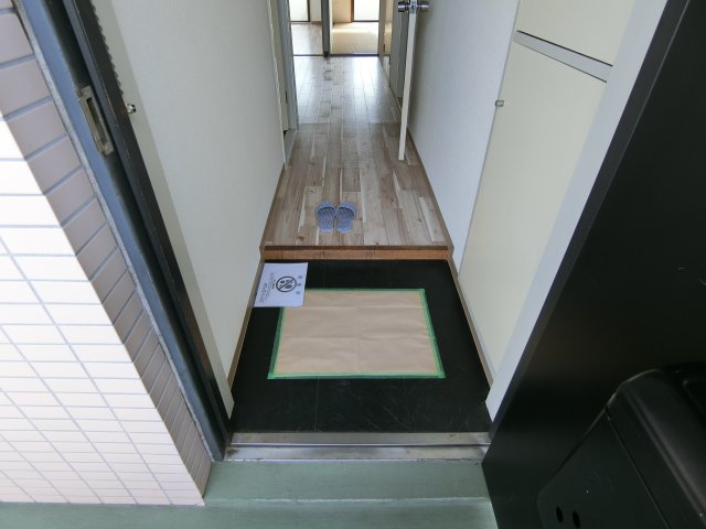 玄関　写真は同建物の別部屋を参考に掲載しております。