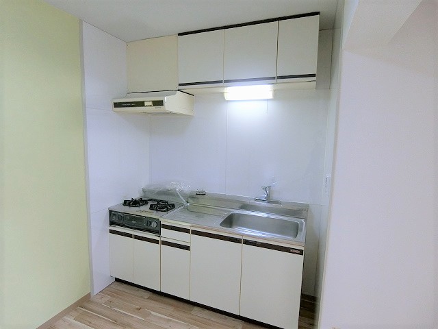 キッチン　写真は同建物の別部屋を参考に掲載しております。