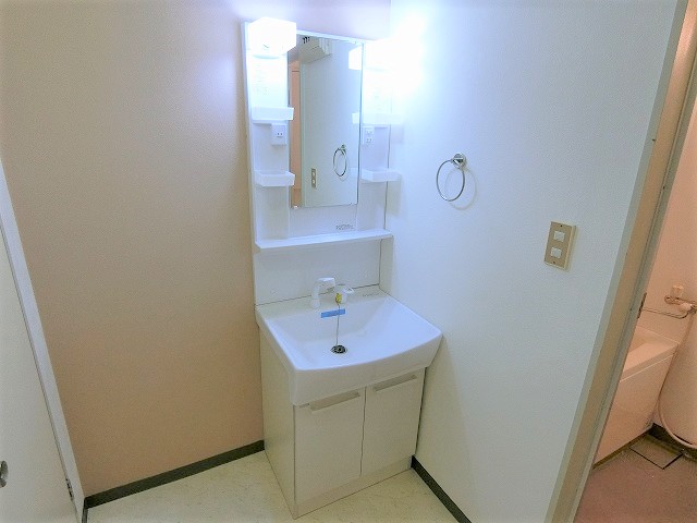 洗面設備　写真は同建物の別部屋を参考に掲載しております。