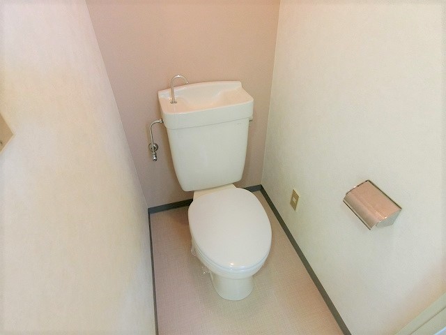 トイレ　写真は同建物の別部屋を参考に掲載しております。
