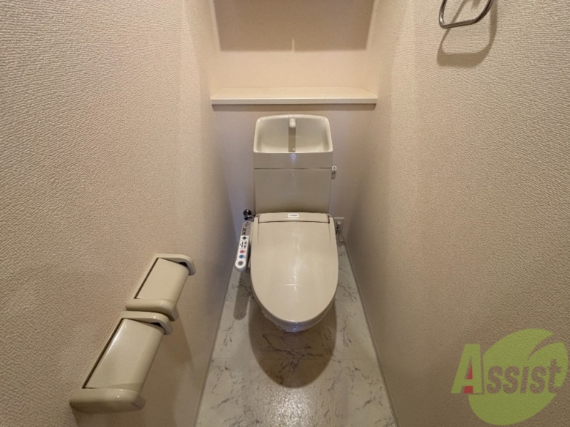 トイレ　トイレは温水洗浄便座です。シンプルな雰囲気になっています。