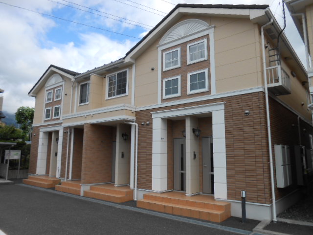 建物外観　建物玄関側（北面）を北西方向より撮影