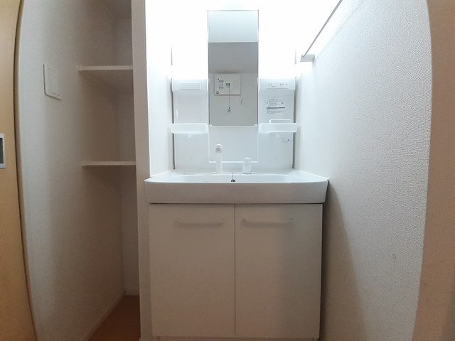 洗面設備　明るい洗面所です