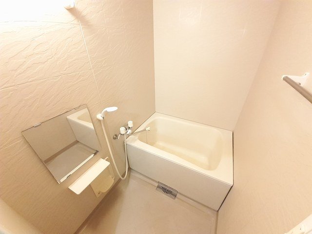 バス・シャワールーム　コンパクトで使いやすいお風呂です