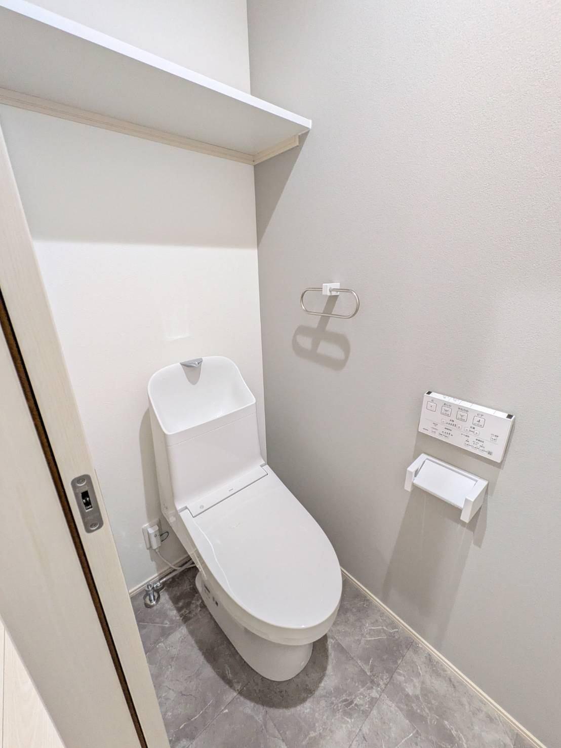 トイレ　トイレ上にも収納