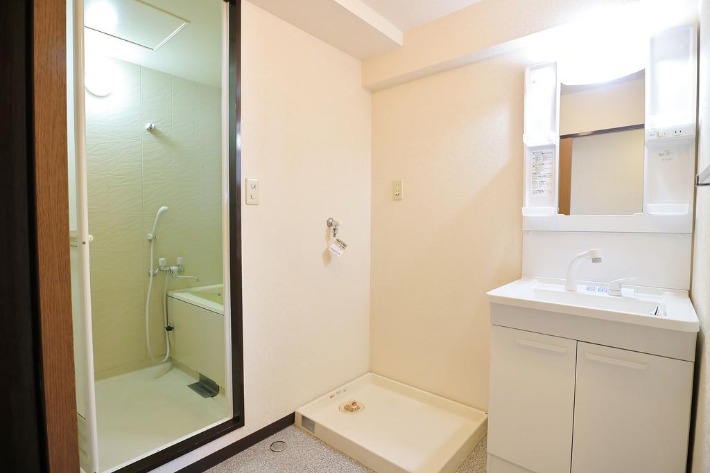 洗面設備　シャワー付き洗面台・屋内洗濯機置き